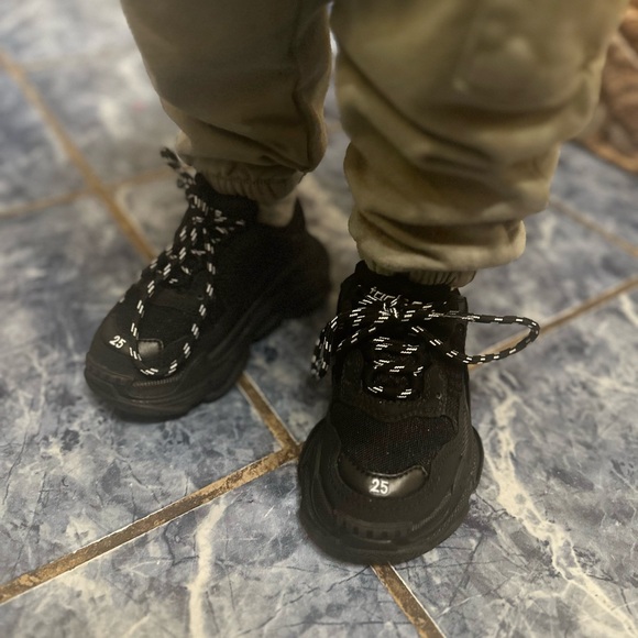 Selling my son authentic balenciaga triple S in pefect condition like new - Picture 1 of 2